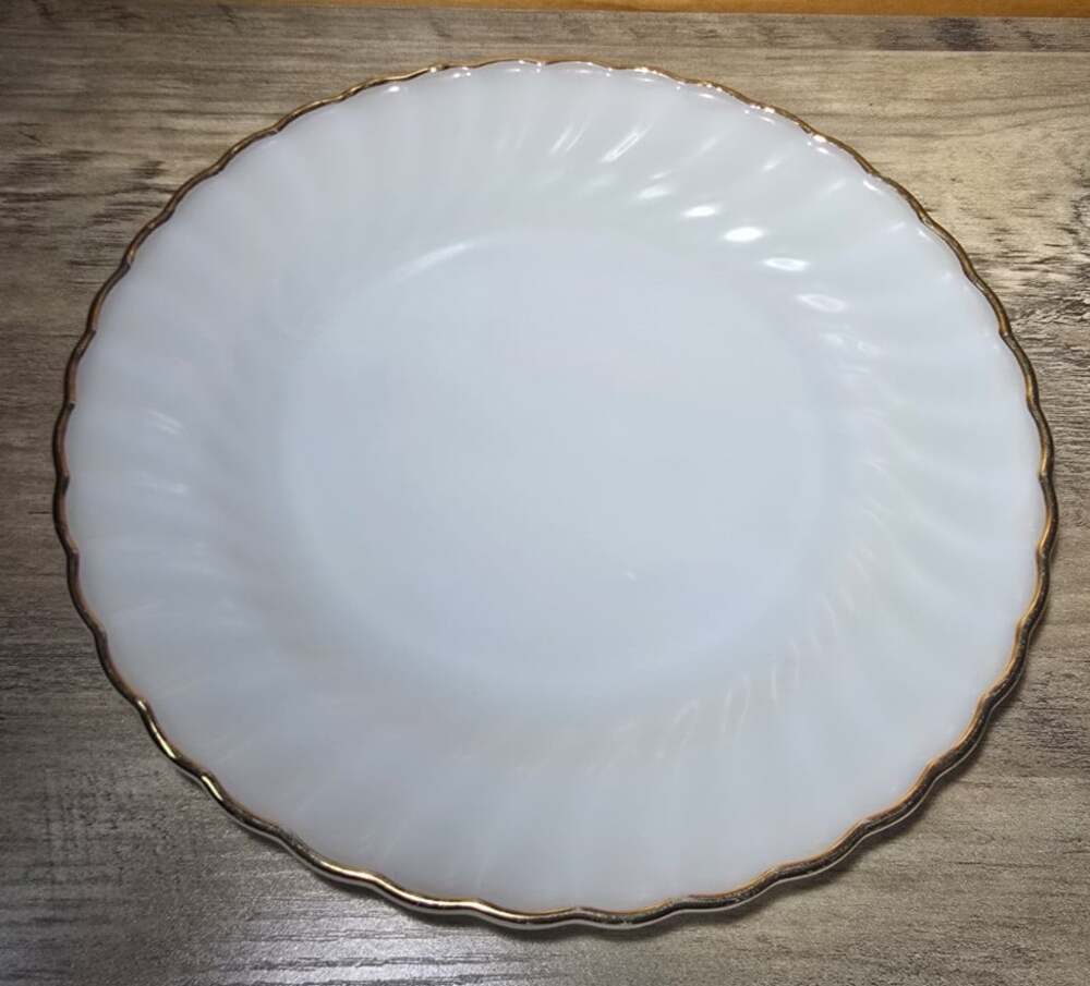 Anchor Hocking Milk Glass Shell Pattern Ovenproof White Round Plate #10